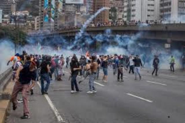 Oposición bloquea autopista en Caracas; anuncian más protestas