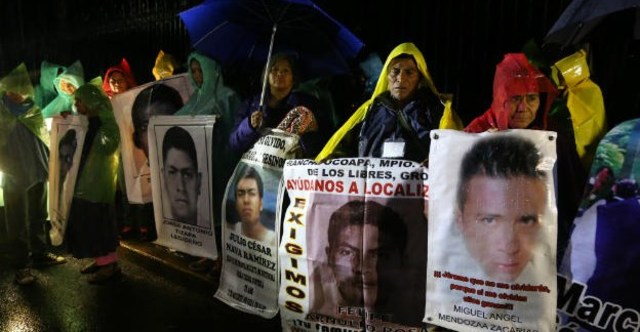 Padres de normalistas se manifestaran en Los Pinos