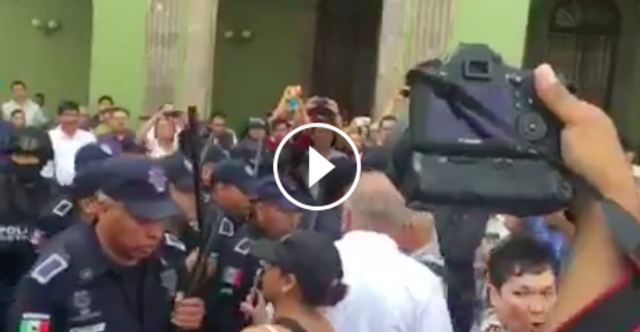 Javier Duarte manda a reprimir a personas de la tercera edad en manifestación