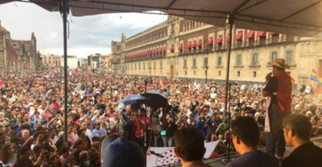 A dos años de Ayotzinapa, miles salen a marchar para exigir justicia.