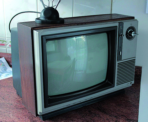 TELEVISOR ANTIGUO.
