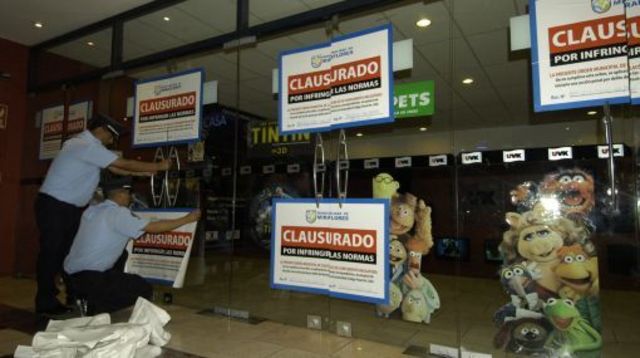 Clausuran cines UVK