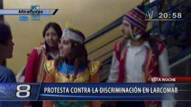 Jóvenes con trajes típicos protestaron contra el racismo en Larcomar