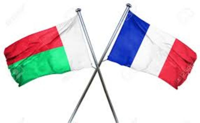Francia establece su «protectorado» en Madagascar.