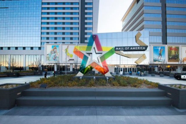 Mall of America opens in Minnesota