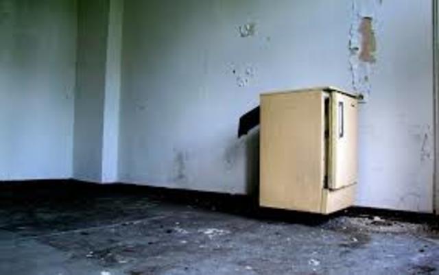 In 1913In Australia, Edward Hallstrom produced his first kerosene-powered refrigerator