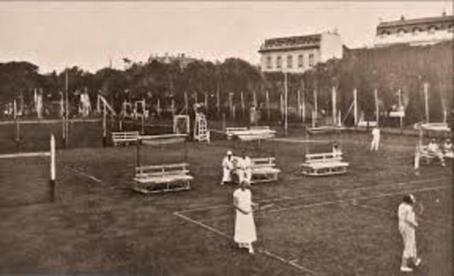 Historia del tenis -	1900--El señor Álvaro Uribe Cordovez fue gestor del desarrollo del tenis en el país