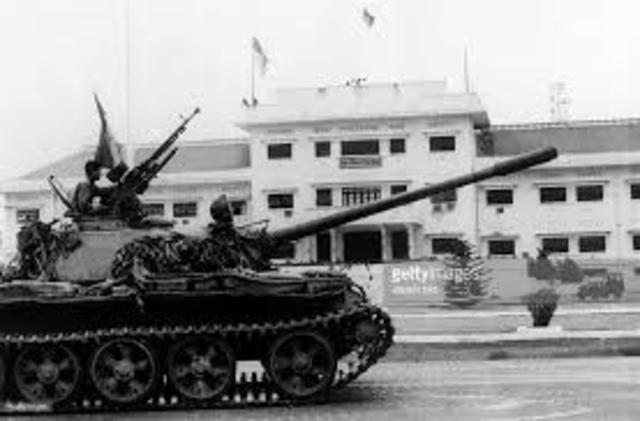Saigon falls to North Vietnamese invasion