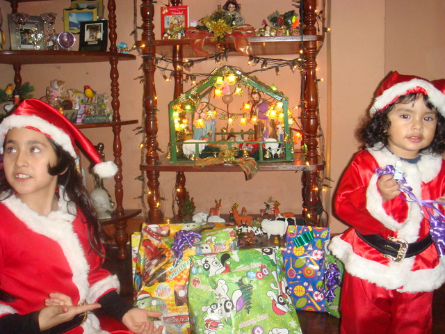 DISFRUTANDO MIS REGALOS CON MI HERMANITA LILA