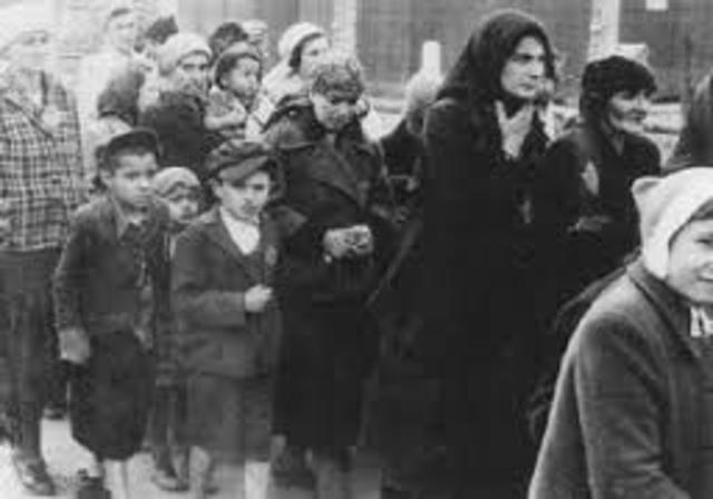 Hungarian Jews Arrive