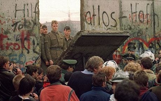 November 1989: Fall of the Berlin Wall
