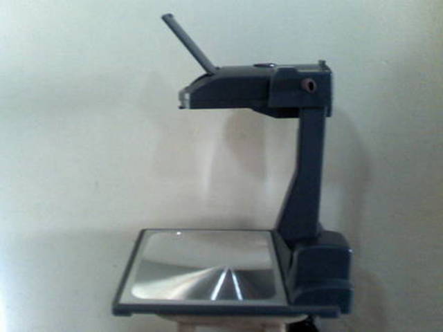 Invención del Proyector de acetatos.