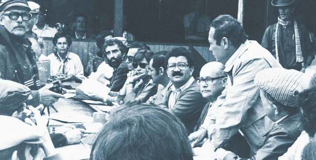 Belisario Betancur inicia gestiones de paz con el grupo subversivo Fuerzas Armadas Revolucionarias de Colombia (FARC).