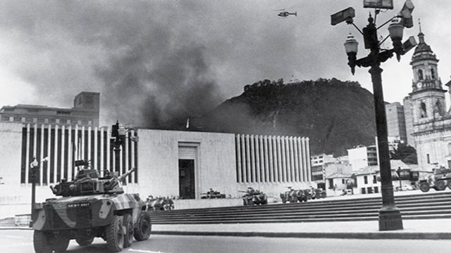 Un comando del M-19 asalta el Palacio de Justicia.