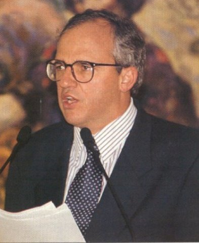 El liberal Ernesto Samper toma posesión como presidente de Colombia.