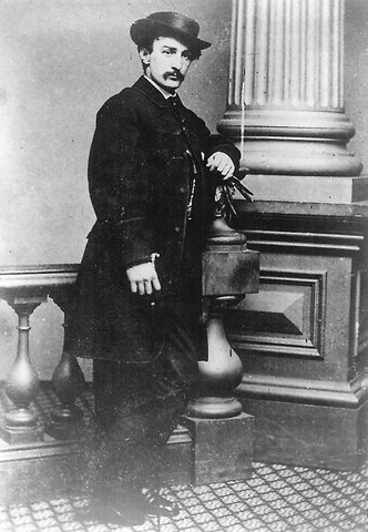 Booth performs for the President