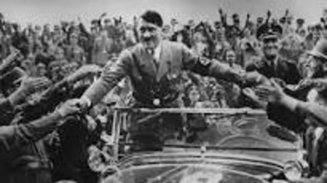 Hitler restablece el servicio militar en Alemania.