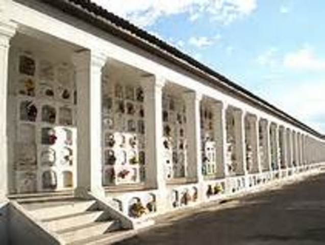 1791  El Virrey Jose Ezpelta construye el primer cementerio catolico y publico en Santafe