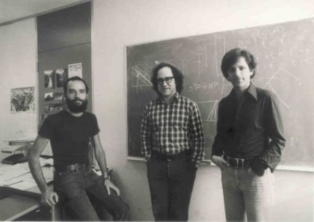 La criptografía "moderna" o de clave pública alcanza su consolidación.