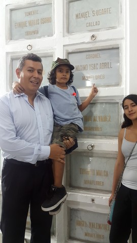FUE EMOCINANTE VER LA TUMBA MI TATARABUELO EL CORONEL MAXIMO ABRILL CAIDO EN LA BATALLA DE MIRAFLORES