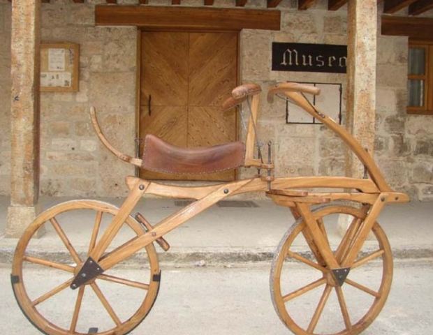 Primer vehicle de dues rodes