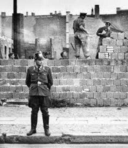 Construction of Berlin Wall