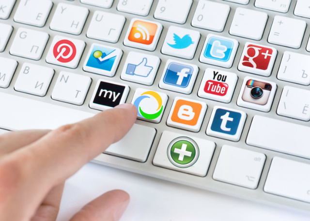 Medios de comunicación, redes sociales uso diario en el ámbito laboral y personal.