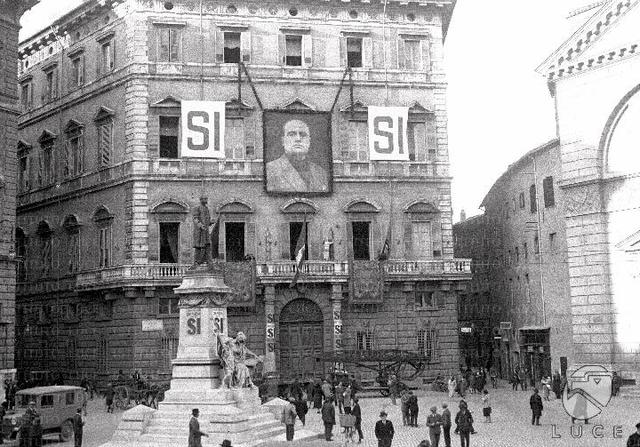 Mussolini Organizes Fascist Party in Italy