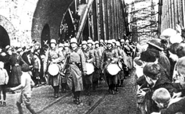 Hitler sends troops to Rhineland