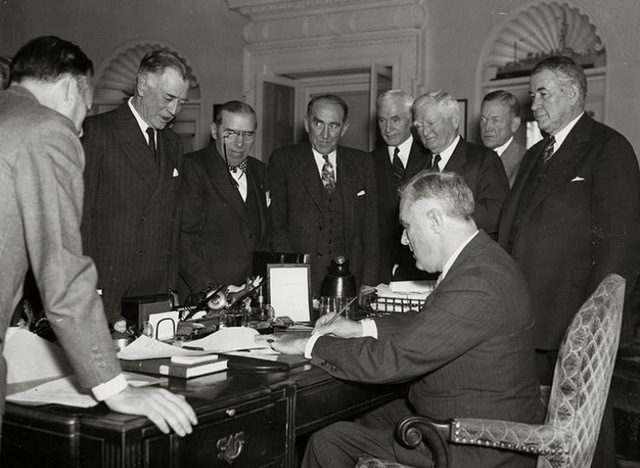 U.S. passes Neutrality Acts