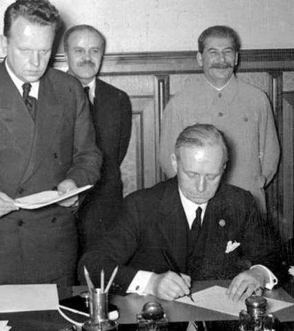 Hitler and Stalin sign non-aggression pact