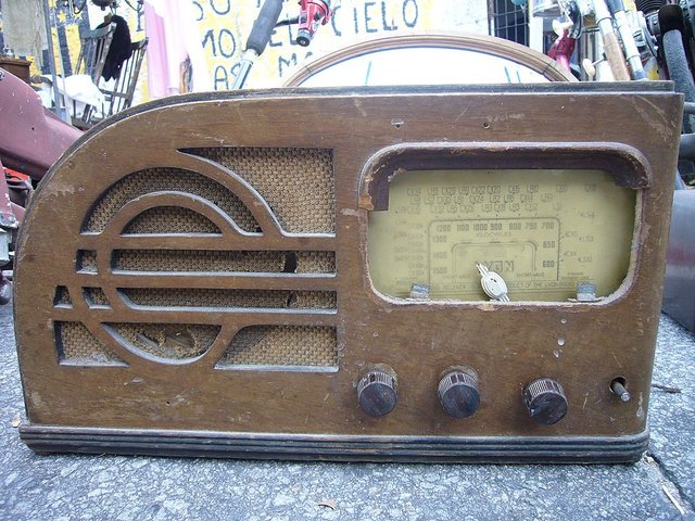 Bassols anuncia la compra de 75 aparatos receptores de radio