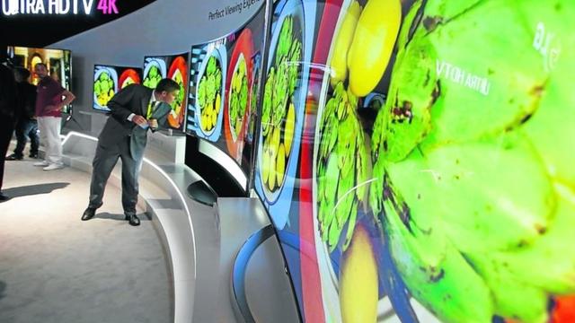 Primera televisió curvada