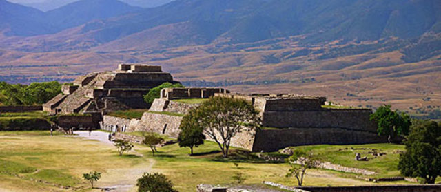 En Monte Albán (Oaxaca), se funda una escuela de médica mágica.
