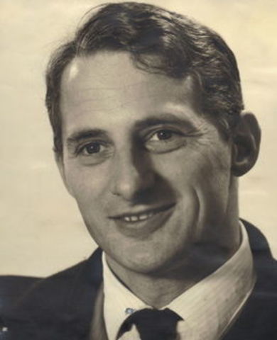 Родился в Австралии