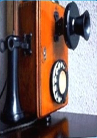 Телефонный аппарат с крутящимся диском.