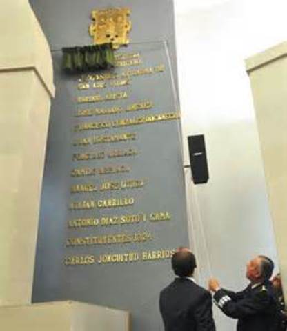 En el muro de honor de la sala de sesiones