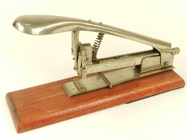 De que estaba hecha la grapadora del año 1700