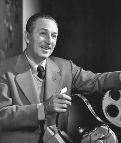 Produce sus primeras peliculas