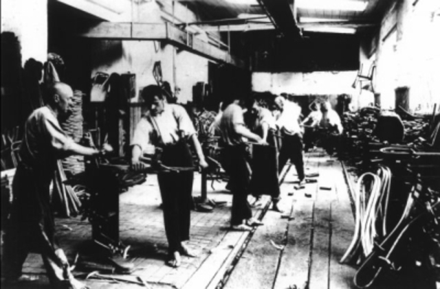 Thonet patenta el primer método de curvado de madera maciza