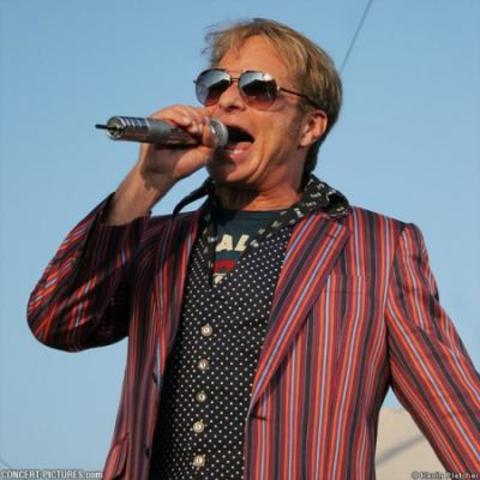 David Lee Roth rejoins Van Halen