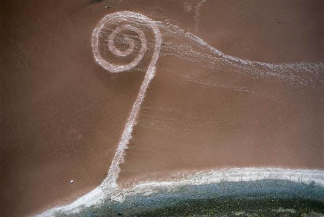 《螺旋防波堤》（Spiral Jetty）