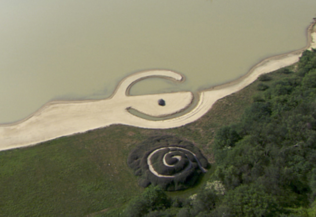 《断裂的圆环》（Broken Circle）和《螺旋山丘》（Spiral Hill）