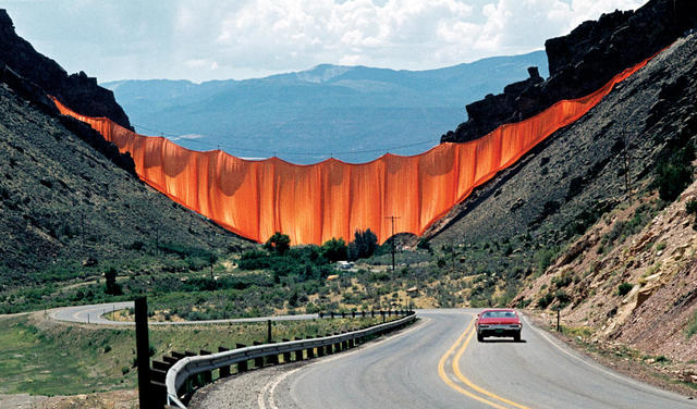 《山谷垂帘》（Valley Curtain）