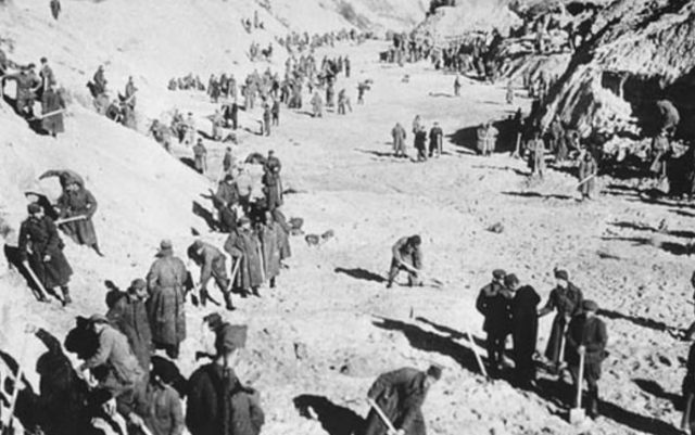 Babi Yar massacre begins