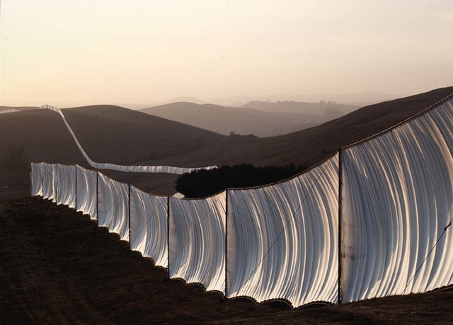 《飞篱》（Running Fence）