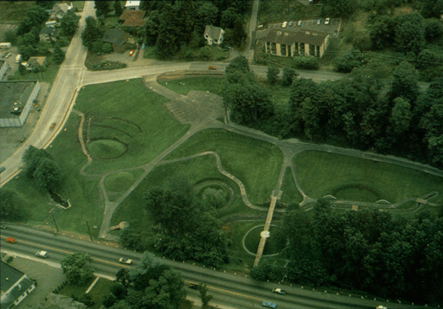 《土丘》（Earth Mound）