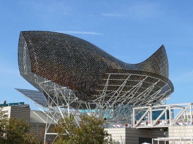 鱼雕塑"El Peix", fish sculpture located in front of the Port Olímpic