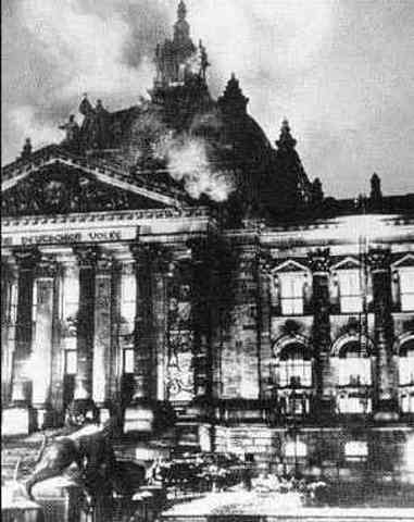 Nazis wons sits in Reichstag