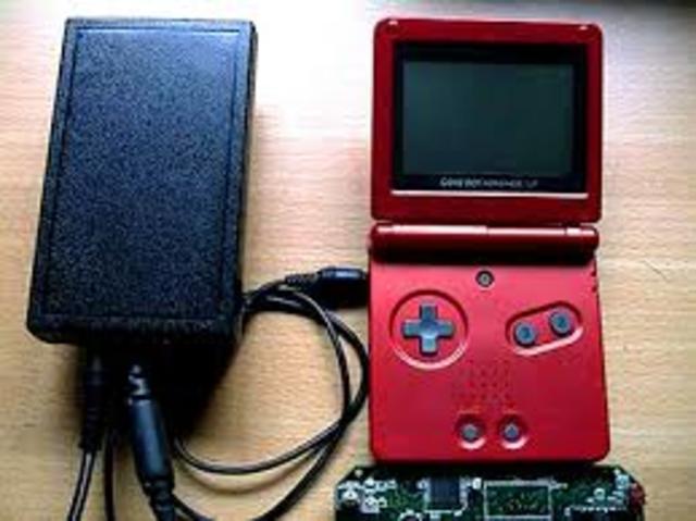 Sale la Consola Game Boy Advance SP. Fundacion de Skype